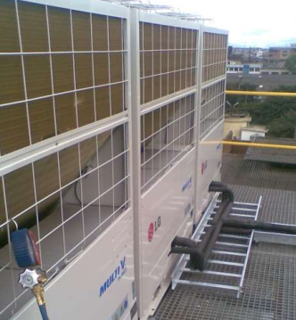 Unidades exteriores VRF instaladas en cubierta - proyecto real